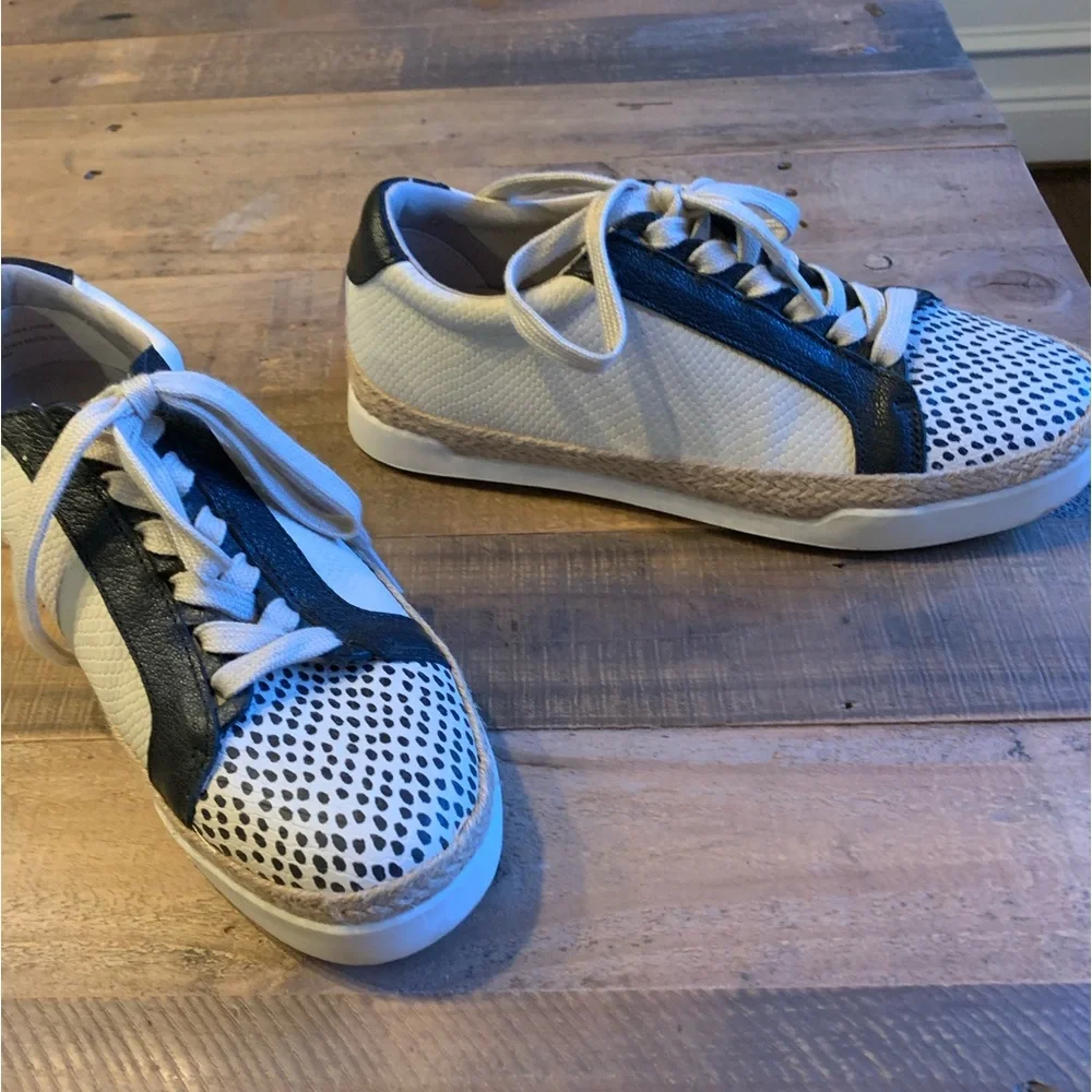 EUC! Fashion sneakers/Size 8 - Picture 4 of 4